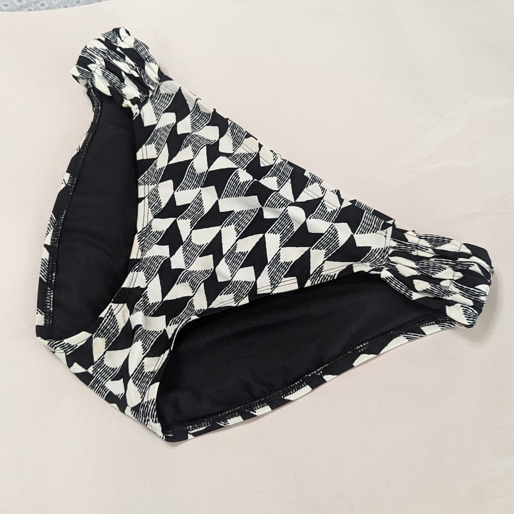 JCPenny Black White Print Bikinis Swim Bottom. Women's Medium